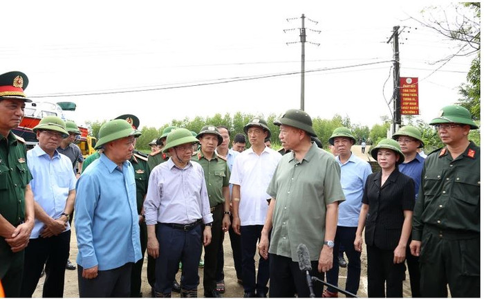 Tổng Bí thư, Chủ tịch nước Tô Lâm trao đổi với lãnh đạo tỉnh Tuyên Quang về việc triển khai các công tác gia cố, bảo vệ đê. Capture.JPG