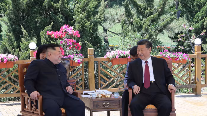 Ông Kim Jong-un cũng rất tự tin và đĩnh đạc trước Chủ tịch Trung Quốc Tập Cận Bình, ảnh: BT.com.