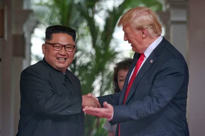 Ông Kim Jong-un tuổi trẻ, tài cao, chí lớn và Tổng thống Donald Trump lão luyện trong thương trường lẫn chính trường, ảnh: Moneycontrol.