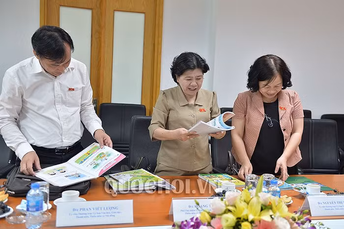 VEPIC và ông Ngô Trần Ái không chỉ báo cáo Đoàn giám sát của Ủy ban bằng văn bản, báo cáo trực tiếp, mà còn trình bộ bản thảo sách giáo khoa mới lớp 1 đã biên soạn xong cho các Đại biểu Quốc hội xem, trong đó có 2 cuốn Tiếng Việt lớp 1 tập 1, Tiếng Việt lớp 1 tập 2 mà Giáo sư Nguyễn Minh Thuyết làm Tổng chủ biên kiêm chủ biên. Ảnh: quochoi.vn.