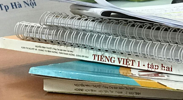 2 cuốn Tiếng Việt lớp 1 tập 1, Tiếng Việt lớp 1 tập 2 mà Giáo sư Nguyễn Minh Thuyết là tổng chủ biên kiêm chủ biên biên soạn cho VEPIC được viết từ tháng 9/2017 (thời gian Giáo sư Nguyễn Minh Thuyết đang là Tổng chủ biên theo hợp đồng với Dự án Hỗ trợ đổi mới giáo dục phổ thông), nếu chiểu theo Công văn số 09/CV-VEPIC mà ông Ngô Trần Ái ký, báo cáo Đoàn giám sát. Ảnh: GDVN.