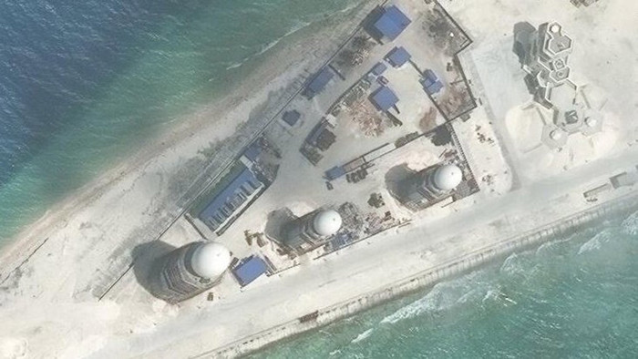 Hệ thống ra đa quân sự cao tần mà Trung Quốc lắp đặt trái phép trên các đảo nhân tạo thực sự đã tạo ra mối uy hiếp an ninh rất lớn, ảnh chụp một phần đá Chữ Thập, Trường Sa. Nguồn: Financial Times. Hệ thống ra đa quân sự cao tần mà Trung Quốc lắp đặt trái phép trên các đảo nhân tạo thực sự đã tạo ra mối uy hiếp an ninh rất lớn, ảnh chụp một phần đá Chữ Thập, Trường Sa. Nguồn: Financial Times.