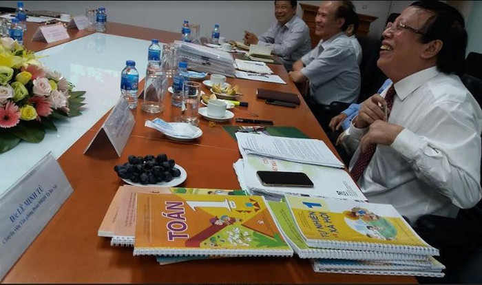 Ông Ngô Trần Ái giới thiệu bản thảo sách giáo khoa mới do VEPIC mời các thành viên ban phát triển chương trình viết, với Đoàn giám sát hôm 7/5, ảnh: GDVN. Ông Ngô Trần Ái giới thiệu bản thảo sách giáo khoa mới do VEPIC mời các thành viên ban phát triển chương trình viết, với Đoàn giám sát hôm 7/5, ảnh: GDVN.