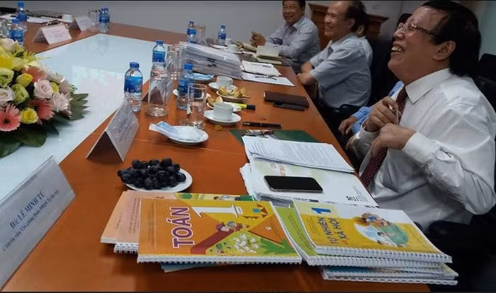 Ông Ngô Trần Ái giới thiệu bản thảo sách giáo khoa mới do VEPIC mời các thành viên ban phát triển chương trình viết, với Đoàn giám sát hôm 7/5, ảnh: GDVN.