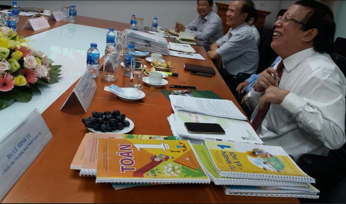 Ông Ngô Trần Ái giới thiệu với Đoàn giám sát của Ủy ban Văn hóa, Giáo dục, Thanh niên, Thiếu niên và Nhi đồng của Quốc hội bộ bản thảo sách giáo khoa lớp 1 của VEPIC được biên soạn từ tháng 9/2017, bao gồm 2 cuốn do Giáo sư Nguyễn Minh Thuyết làm Tổng chủ biên kiêm chủ biên, ảnh: GDVN.