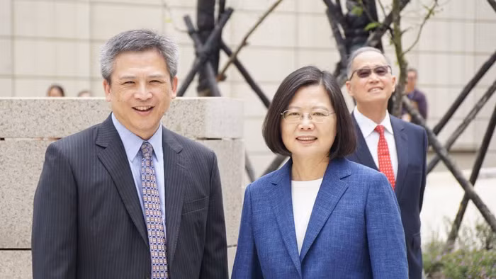 Bà Thái Anh Văn và Giám đốc Viện Mỹ tại Đài Loan trong ngày khánh thành trụ sở mới, ảnh: AIT. Bà Thái Anh Văn và Giám đốc Viện Mỹ tại Đài Loan trong ngày khánh thành trụ sở mới, ảnh: AIT.