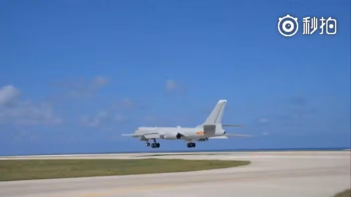 Máy bay ném bom Trung Quốc H-6K hạ cánh bất hợp pháp ở Phú Lâm, Hoàng Sa. Ảnh: DefPost.