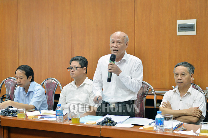 Ông Vũ Bá Khánh, Phó chủ tịch Hội đồng quản trị Công ty Cổ phần đầu tư phát triển giáo dục Hà Nội báo cáo Đoàn giám sát chiều 7/5, ảnh: Trọng Quỳnh / quochoi.vn. Ông Vũ Bá Khánh, Phó chủ tịch Hội đồng quản trị Công ty Cổ phần đầu tư phát triển giáo dục Hà Nội báo cáo Đoàn giám sát chiều 7/5, ảnh: Trọng Quỳnh / quochoi.vn.