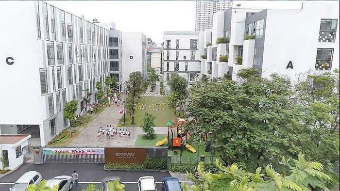 Trường quốc tế Gateway (Cầu Giấy, Hà Nội) xác nhận lái xe, nhân viên đưa đón học sinh đã bỏ quên học sinh trên xe ngày 6/8. Chiều cùng ngày cháu bé được phát hiện trong xe trong tình trạng nguy kịch. Ảnh: Gateway.