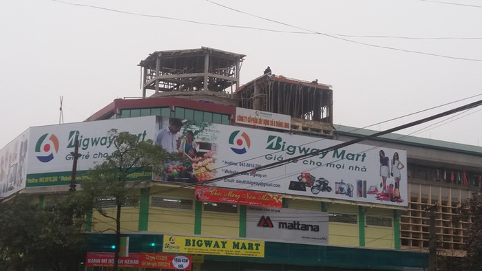 Trụ sở Công ty cổ phần xây dựng số 6 Thăng Long đang được xây dựng trái phép thêm nhiều hạng mục công trình kiên cố do báo cáo bằng miệng với xã. Ảnh Trần Việt