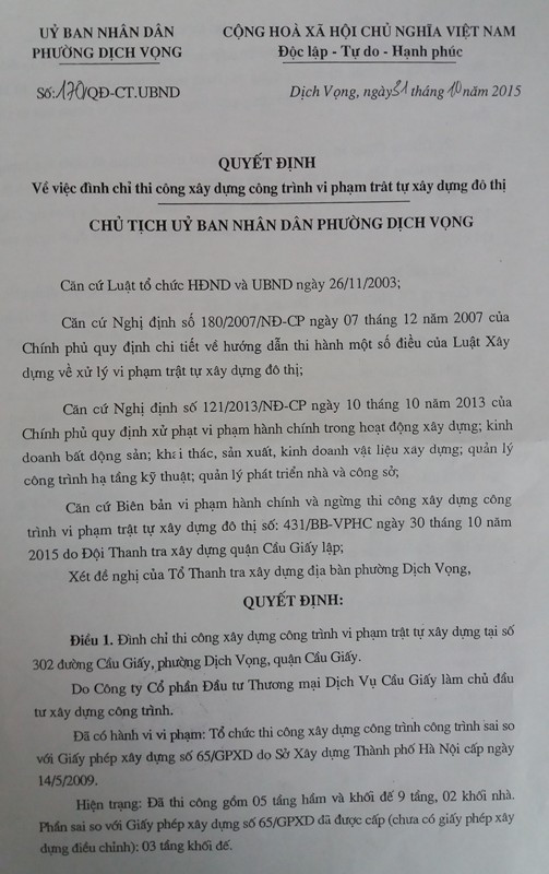 Quyết định số 170/QĐ-CT.UBND ngày 31/10/2015 của UBND phường Dịch Vọng về việc đình chỉ thi công xây dựng với công trình số 302 đường Cầu Giấy. Ảnh Trần Việt