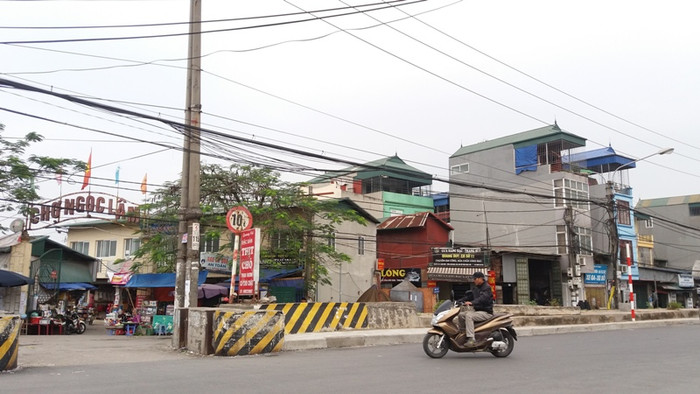 Rất nhiều công trình nhà kiên cố, xây dựng trái phép được mọc trên nền khu đất chống lấn chiếm thuộc phương án quận Long Biên chấp nhận trước đó. Ảnh Trần Việt Rất nhiều công trình nhà kiên cố, xây dựng trái phép được mọc trên nền khu đất chống lấn chiếm thuộc phương án quận Long Biên chấp nhận trước đó. Ảnh Trần Việt