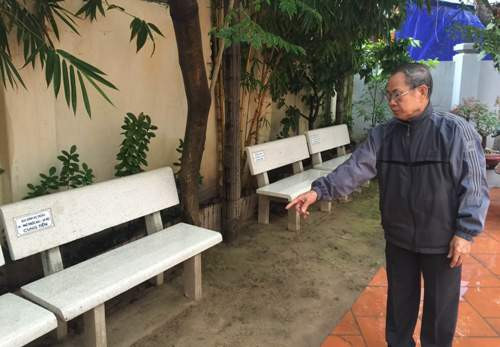 Ông Doãn Hồng Ngọc cho biết, khi tu sửa xây dựng khu lăng mộ Đức Bà không hề làm ảnh hướng đến cống thoát nước,...Ảnh: Phan Thiên Ông Doãn Hồng Ngọc cho biết, khi tu sửa xây dựng khu lăng mộ Đức Bà không hề làm ảnh hướng đến cống thoát nước,...Ảnh: Phan Thiên