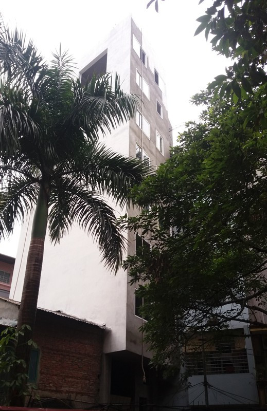 Mặt sau của tòa nhà số 24 Trần Hữu Tước nằm ngay cạnh trụ sở UBND phường Nam Đồng. Ảnh Trần Việt