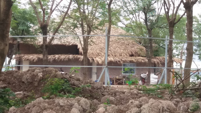 Khu nhà phục vụ khách nghỉ ngơi giải khát được chủ đầu tư xây dựng kiên cố vẫn chưa được tháo dỡ. Ảnh Bảo Nam. Khu nhà phục vụ khách nghỉ ngơi giải khát được chủ đầu tư xây dựng kiên cố vẫn chưa được tháo dỡ. Ảnh Bảo Nam.