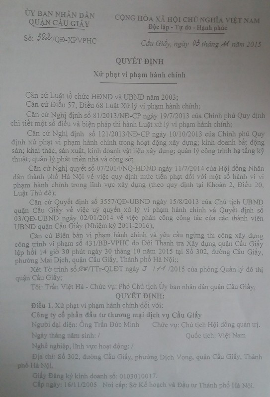 Biên bản xử phạt 80 triệu đồng của UBND quận Cầu Giấy đối với Công ty cổ phần đầu tư thương mại dịch vụ Cầu giấy vì đã xây dựng sai phép. Ảnh Trần Việt