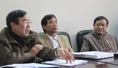 Lãnh đạo Chi cục thuế Thạch Thất làm việc với phóng viên ngày 19/1. Ảnh: Phan Thiên Lãnh đạo Chi cục thuế Thạch Thất làm việc với phóng viên ngày 19/1. Ảnh: Phan Thiên