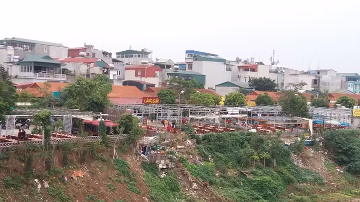 Khu vực các hộ kinh doanh lấn chiếm làm quán nhậu nằm trong hành lang thoát lũ. Ảnh Trần Việt