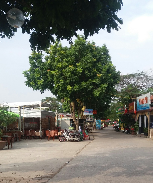 Khu vực các hộ kinh doanh lấn chiếm, chưa được tháo dỡ như lời ông Tùng nói. Ảnh Trần Việt Khu vực các hộ kinh doanh lấn chiếm, chưa được tháo dỡ như lời ông Tùng nói. Ảnh Trần Việt