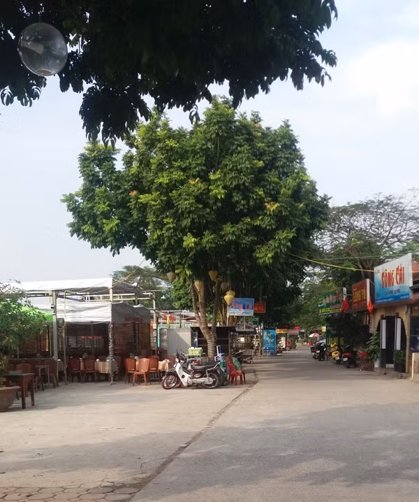 Khu vực các hộ kinh doanh lấn chiếm, chưa được tháo dỡ như lời ông Tùng nói. Ảnh Trần Việt
