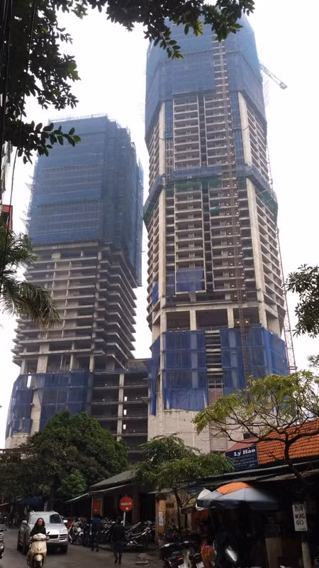 Trung tâm thương mại, văn phòng và nhà chung cư cao tầng tại số 302 đường Cầu Giấy xây dựng sai phép nhưng chưa bị xử lý. Ảnh Trần Việt