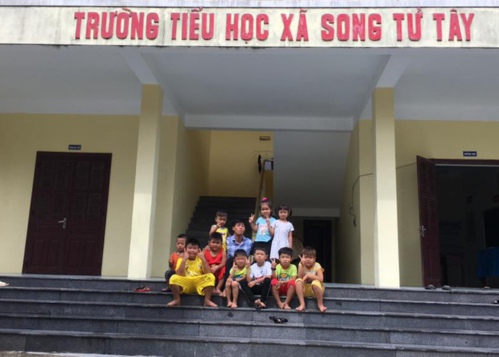 Thầy Nguyễn Hữu Phú (áo ca rô xanh) và các em học sinh trường Tiểu học xã đảo Song Tử Tây. (Ảnh: H.P) Thầy Nguyễn Hữu Phú (áo ca rô xanh) và các em học sinh trường Tiểu học xã đảo Song Tử Tây. (Ảnh: H.P)