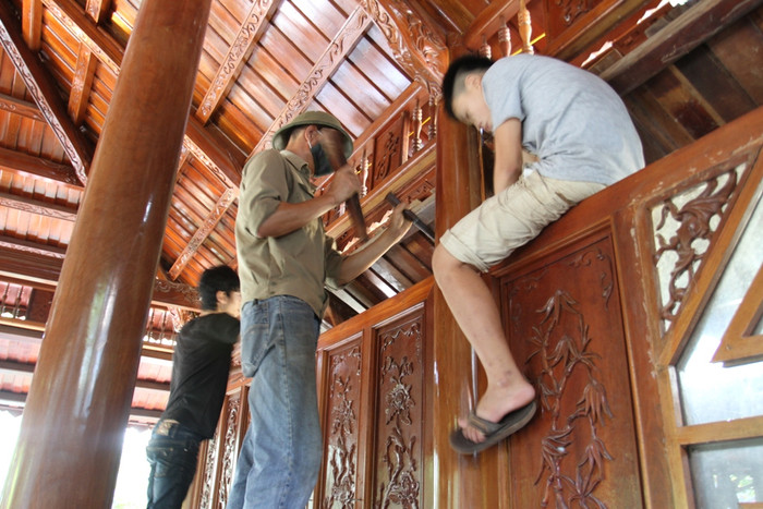 ...việc tháo dỡ được các thợ mộc làm cẩn thận để còn tái sử dụng những vật liệu này trong thời gian tới. ...việc tháo dỡ được các thợ mộc làm cẩn thận để còn tái sử dụng những vật liệu này trong thời gian tới.