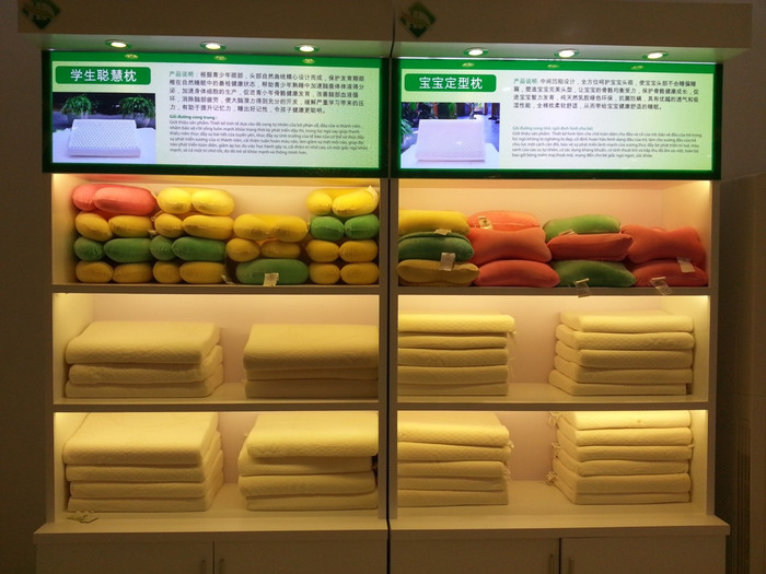 Tất cả các sản phẩm bên trong showroom này được trưng bày ngăn nắp và phụ đề giải thích toàn chữ Trung Quốc... Tất cả các sản phẩm bên trong showroom này được trưng bày ngăn nắp và phụ đề giải thích toàn chữ Trung Quốc...