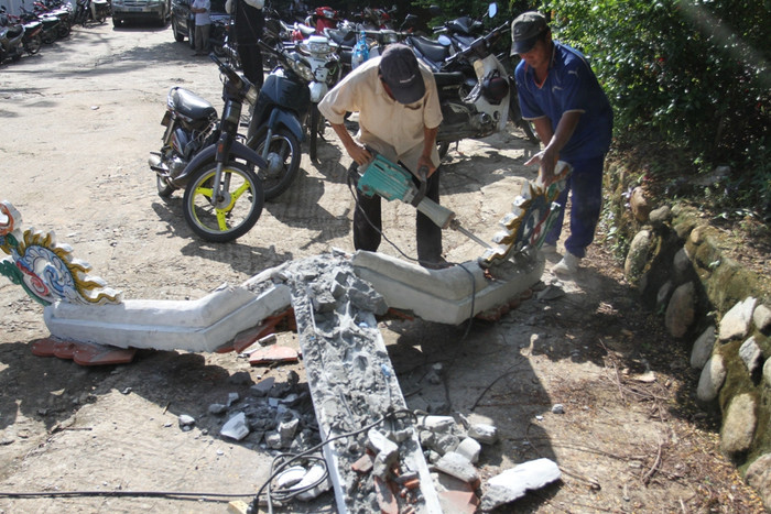 Một số người tham gia tháo dỡ bày tỏ tiếc nuối. "Biệt phủ được ông Quang đầu tư rất nhiều công phu, tiền bạc vào để xây nên. Chúng tôi cũng tham gia xây dựng, phải nói là công phu lắm. Giờ tham gia đập bỏ, ông Quang xót 1 thì chúng tôi xót 10. Nhưng biết làm sao bây giờ...", một người được gia đình ông Quang thuê tháo dỡ bày tỏ. Một số người tham gia tháo dỡ bày tỏ tiếc nuối. "Biệt phủ được ông Quang đầu tư rất nhiều công phu, tiền bạc vào để xây nên. Chúng tôi cũng tham gia xây dựng, phải nói là công phu lắm. Giờ tham gia đập bỏ, ông Quang xót 1 thì chúng tôi xót 10. Nhưng biết làm sao bây giờ...", một người được gia đình ông Quang thuê tháo dỡ bày tỏ.