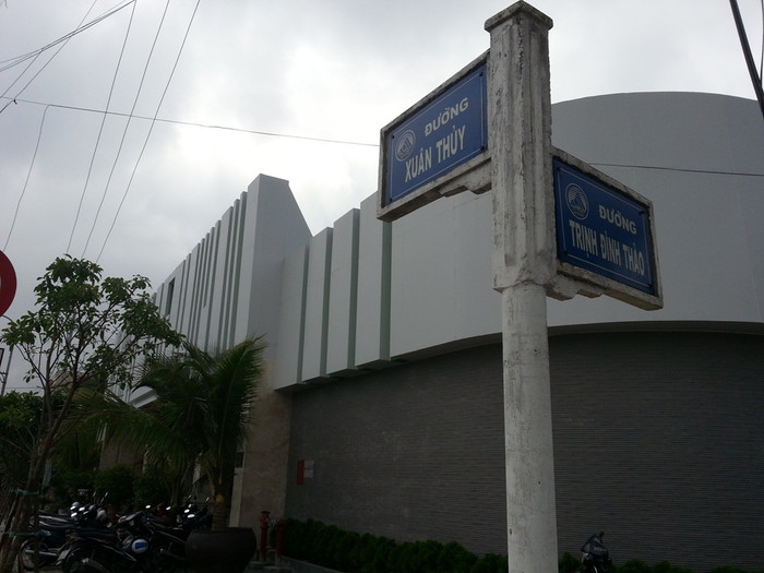 Showroom H.A Cao su thiên nhiên nằm ở góc đường Xuân Thủy - Trịnh Đình Thảo được xây dựng kiên cố... Showroom H.A Cao su thiên nhiên nằm ở góc đường Xuân Thủy - Trịnh Đình Thảo được xây dựng kiên cố...
