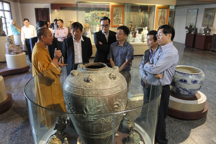 Bảo tàng văn hóa Phật giáo nằm ở tầng 2 của ngũ giác đài Sen Ngọc, trong khuôn viên chùa Quán Thế Âm, có không gian trưng bày khoảng 100m2. Bảo tàng văn hóa Phật giáo nằm ở tầng 2 của ngũ giác đài Sen Ngọc, trong khuôn viên chùa Quán Thế Âm, có không gian trưng bày khoảng 100m2.