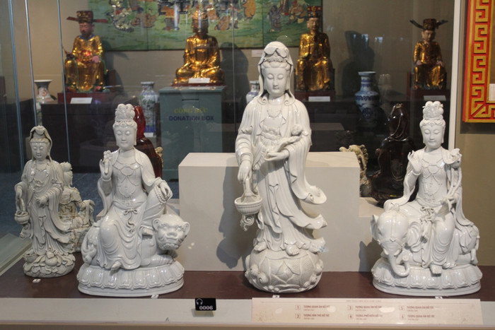 Theo Thượng tọa Thích Huệ Vinh - trụ trì chùa Quán Thế Âm, các “di sản” Phật giáo như tượng Phật là biểu tượng thiêng liêng thờ cúng; mộc bản kinh Phật, nhạc khí, lư đồng phục vụ cho nghi lễ Phật giáo…Qua dấu tích thời gian cùng chiều dài lịch sử, những cổ vật, di vật này còn mang theo cả giá trị văn hóa của nền nghệ thuật đúc đồng, gốm sứ, điêu khắc trên đá, trên sứ, trên đất nung. Hơn nữa, nó còn là bằng chứng lịch sử cho sự truyền nhập Phật giáo buổi đầu trên vùng đất Quảng Nam trước kia, hay quá trình giao thoa văn hóa Phật giáo giữa người Việt với người Chăm. Theo Thượng tọa Thích Huệ Vinh - trụ trì chùa Quán Thế Âm, các “di sản” Phật giáo như tượng Phật là biểu tượng thiêng liêng thờ cúng; mộc bản kinh Phật, nhạc khí, lư đồng phục vụ cho nghi lễ Phật giáo…Qua dấu tích thời gian cùng chiều dài lịch sử, những cổ vật, di vật này còn mang theo cả giá trị văn hóa của nền nghệ thuật đúc đồng, gốm sứ, điêu khắc trên đá, trên sứ, trên đất nung. Hơn nữa, nó còn là bằng chứng lịch sử cho sự truyền nhập Phật giáo buổi đầu trên vùng đất Quảng Nam trước kia, hay quá trình giao thoa văn hóa Phật giáo giữa người Việt với người Chăm.