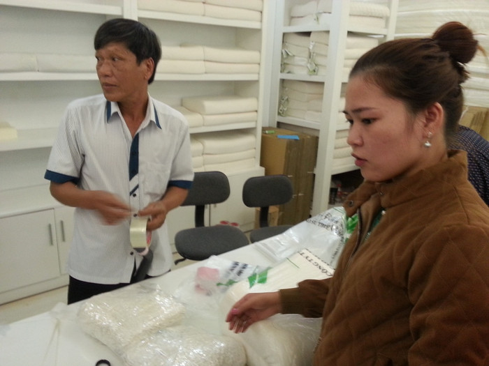 Ngay trong trưa 23/12, bỗng dưng xuất hiện 2-3 khách hàng lẻ người Việt Nam vào mua hàng bất thường. Khi được hỏi làm sao biết ở showroom này bán lẻ mà mua thì những người mua hàng này chỉ cười, không trả lời. Trong lúc đó, showroom này bấy lâu cấm bán hàng lẻ và khách Việt!? Ngay trong trưa 23/12, bỗng dưng xuất hiện 2-3 khách hàng lẻ người Việt Nam vào mua hàng bất thường. Khi được hỏi làm sao biết ở showroom này bán lẻ mà mua thì những người mua hàng này chỉ cười, không trả lời. Trong lúc đó, showroom này bấy lâu cấm bán hàng lẻ và khách Việt!?