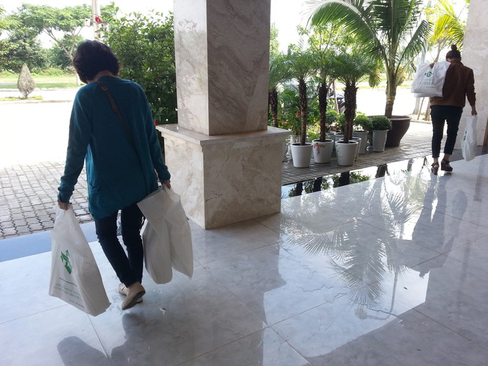 Một số khách hàng là người Việt bỗng dưng sáng nay tới mua hàng lẻ ra về. Được biết, đây là showroom bán hàng, chứ không phải là điểm tham quan du lịch. Một quản lý thị trường cho biết, việc cấm khách Việt và phân biệt đối xử là trái luật. Các cơ quan chức năng đang tiến hành thu thập thông tin để có biện pháp xử lý showroom này. Một số khách hàng là người Việt bỗng dưng sáng nay tới mua hàng lẻ ra về. Được biết, đây là showroom bán hàng, chứ không phải là điểm tham quan du lịch. Một quản lý thị trường cho biết, việc cấm khách Việt và phân biệt đối xử là trái luật. Các cơ quan chức năng đang tiến hành thu thập thông tin để có biện pháp xử lý showroom này.