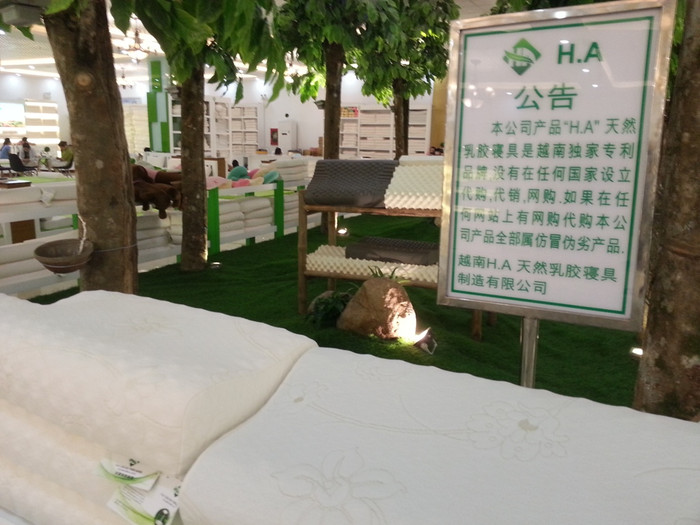 Các góc trưng bày sản phẩm của showroom này đều để bảng có chữ Trung Quốc giới thiệu, không có chữ Việt Nam. Các góc trưng bày sản phẩm của showroom này đều để bảng có chữ Trung Quốc giới thiệu, không có chữ Việt Nam.