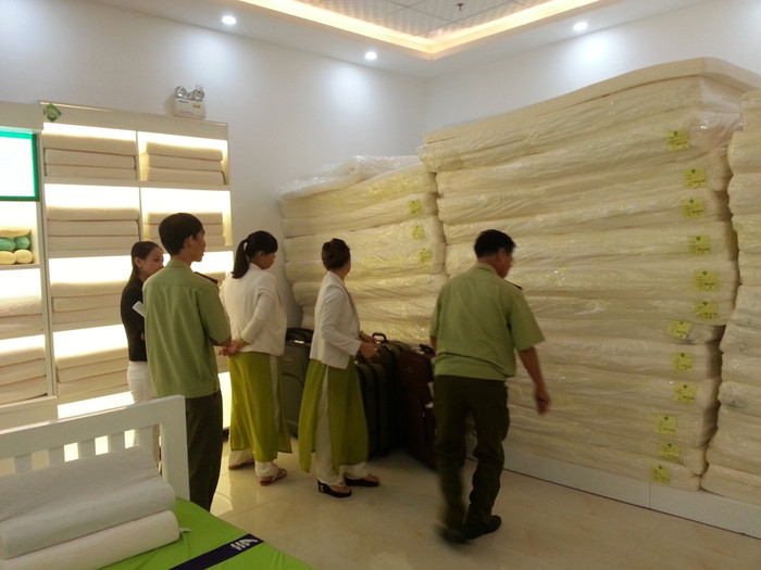 Sau khi biết tin trên báo chí, lực lượng Quản lý thị trường Đà Nẵng tới kiểm tra showroom này. Điều đáng nói, nhiều phóng viên báo chí hỏi thông tin về việc "cấm cửa" khách Việt hay không thì các nhân viên ở đây...không dám trả lời. Sau khi biết tin trên báo chí, lực lượng Quản lý thị trường Đà Nẵng tới kiểm tra showroom này. Điều đáng nói, nhiều phóng viên báo chí hỏi thông tin về việc "cấm cửa" khách Việt hay không thì các nhân viên ở đây...không dám trả lời.