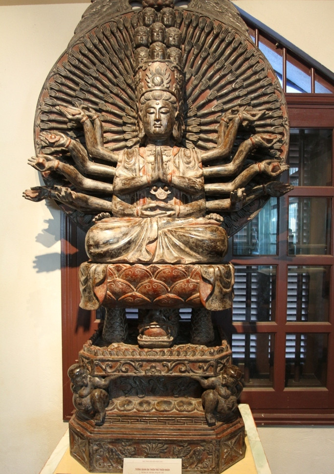 Tượng Quan Âm thiên thủ thiên nhãn, chất liệu gỗ Việt Nam, thế kỷ XVI - XVII. Tượng Quan Âm thiên thủ thiên nhãn, chất liệu gỗ Việt Nam, thế kỷ XVI - XVII.