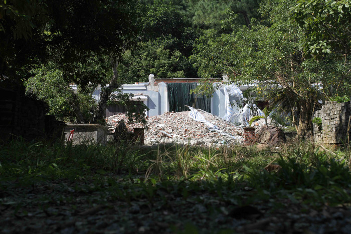 Biệt thự nguy nga của tướng Thạch cũng đã đập bỏ, chỉ còn lại đống gạch vụn...Ảnh T.L