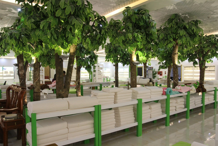 ...và "thả cửa" tự do cho mọi người vào trong. Trái ngược với nhiều ngày trước đó showroom này chỉ đón khách đoàn của Trung Quốc, còn khách Việt thì bị cấm vào!? ...và "thả cửa" tự do cho mọi người vào trong. Trái ngược với nhiều ngày trước đó showroom này chỉ đón khách đoàn của Trung Quốc, còn khách Việt thì bị cấm vào!?