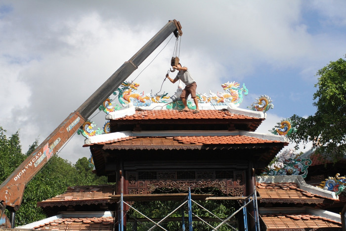 Công việc tháo dỡ được bắt đầu từ cổng chính vào biệt phủ. Có khoảng 30-40 người thực hiện việc tháo dỡ... Công việc tháo dỡ được bắt đầu từ cổng chính vào biệt phủ. Có khoảng 30-40 người thực hiện việc tháo dỡ...