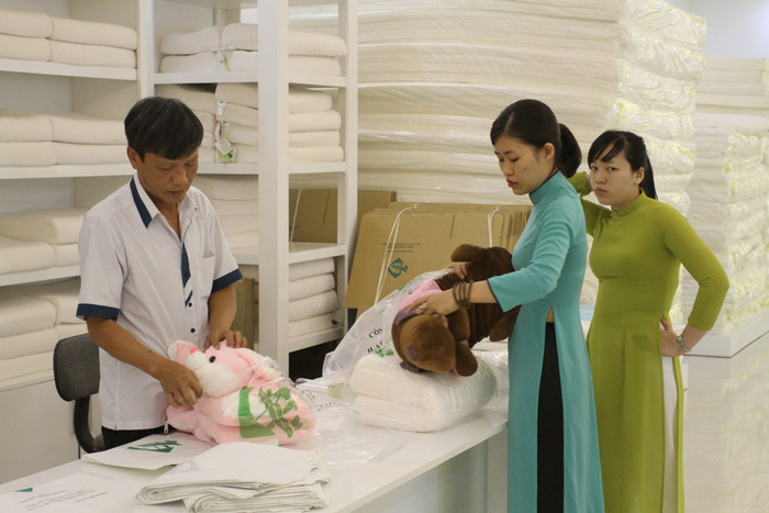 Để tìm hiểu vì sao showroom này chỉ bán cho khách Trung Quốc mà "cấm cửa" khách Việt, nhiều phóng viên báo chí đã trao đổi với chủ showroom này nhưng chỉ nhận được câu trả lời là "chờ". Tuy nhiên, nhiều phóng viên chờ hơn 1 tiếng đồng hồ mà chủ showroom này vẫn không trả lời... Để tìm hiểu vì sao showroom này chỉ bán cho khách Trung Quốc mà "cấm cửa" khách Việt, nhiều phóng viên báo chí đã trao đổi với chủ showroom này nhưng chỉ nhận được câu trả lời là "chờ". Tuy nhiên, nhiều phóng viên chờ hơn 1 tiếng đồng hồ mà chủ showroom này vẫn không trả lời...