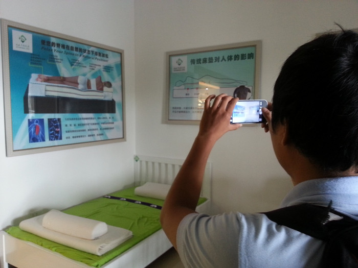 Theo quan sát của phóng viên, bên trong showroom này bày bán nhiều vật dụng chủ yếu được sản xuất bằng cao su như: nệm, gối, ga trải giường.... Theo quan sát của phóng viên, bên trong showroom này bày bán nhiều vật dụng chủ yếu được sản xuất bằng cao su như: nệm, gối, ga trải giường....