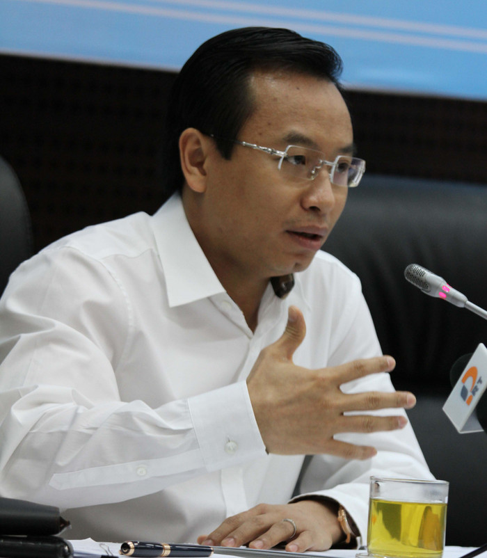 "Nếu bất cứ ai phát hiện hay tìm hiểu tôi có bất cứ một lô đất nào ngoài căn nhà tôi đang ở thì tôi xin hoàn toàn chịu trách nhiệm, thậm chí tôi sẽ từ chức", Bí thư Nguyễn Xuân Anh tâm sự tại buổi họp báo định kỳ vào sáng 31/12/2015. Ảnh Thùy Linh "Nếu bất cứ ai phát hiện hay tìm hiểu tôi có bất cứ một lô đất nào ngoài căn nhà tôi đang ở thì tôi xin hoàn toàn chịu trách nhiệm, thậm chí tôi sẽ từ chức", Bí thư Nguyễn Xuân Anh tâm sự tại buổi họp báo định kỳ vào sáng 31/12/2015. Ảnh Thùy Linh