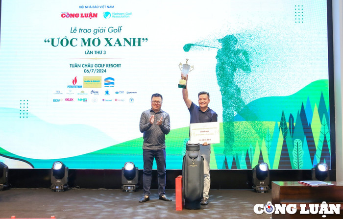 Ông Lê Quốc Minh trao giải Best Gross cho golfer Đào Tiến Dương. golf-4-2057.jpg