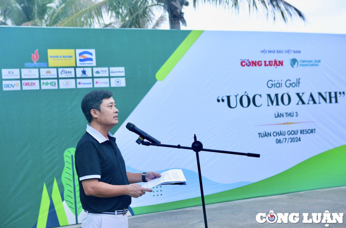 Ông Lê Trần Nguyên Huy - Ủy viên Ban Chấp hành Hội Nhà báo Việt Nam, Quyền Tổng biên tập Báo Nhà báo & Công luận, Trưởng Ban tổ chức giải golf Ước mơ xanh phát biểu. golf-1-2055.jpg