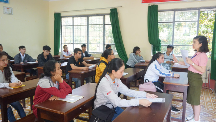 Cán bộ coi thi phổ biến quy chế thi cho các thi sinh dự thi tại điểm thi trường Trung học phổ thông Buôn Ma Thuột. (Ảnh: Cổng thông tin Điện tử Sở Giáo dục và Đào tạo Đắk Lắk). Cán bộ coi thi phổ biến quy chế thi cho các thi sinh dự thi tại điểm thi trường Trung học phổ thông Buôn Ma Thuột. (Ảnh: Cổng thông tin Điện tử Sở Giáo dục và Đào tạo Đắk Lắk).