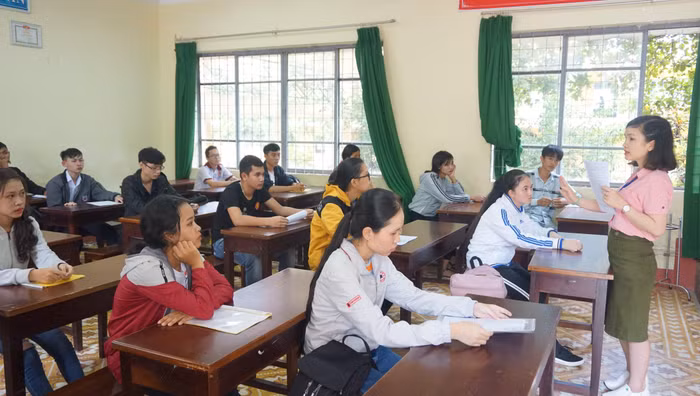 Cán bộ coi thi phổ biến quy chế thi cho các thi sinh dự thi tại điểm thi trường Trung học phổ thông Buôn Ma Thuột. (Ảnh: Cổng thông tin Điện tử Sở Giáo dục và Đào tạo Đắk Lắk).