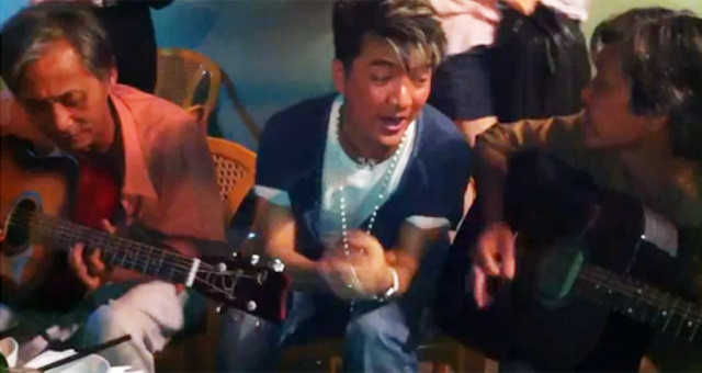 Mr Đàm đang say sưa hát cùng ông lão đàn guitar dạo ở vỉa hè.