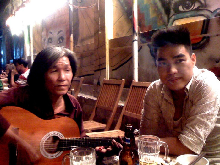 "Bầu sô", đạo diễn Lê Tới vô tình gặp lại "ông già guitar", nghe ông kể chuyện Mr Đàm cho ông, hành khất, người bán vé số, hàng rong số tiền...100 triệu đồng.