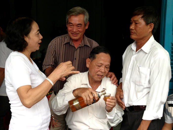 Vị tướng bình dị giữa vòng vây của người dân yêu quý, kính trọng ông...